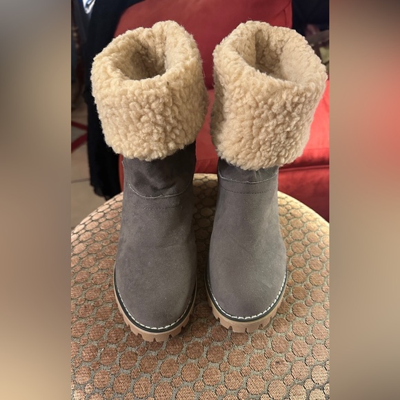 Grey Boots with Sherpa lining size 7 - Picture 2 of 5